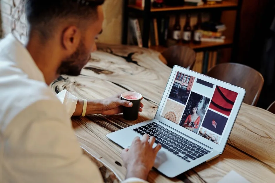 about-us-02 Mains tenant un smartphone avec une application boursière, et un ordinateur portable affichant des graphiques. Idéal pour des univers liés à la finance et à la technologie.